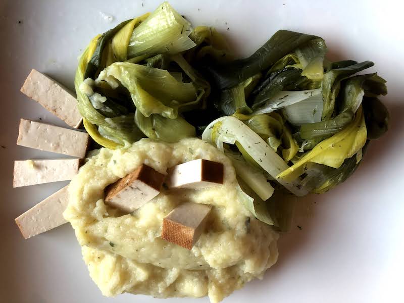 Gestoofde prei met knollenpuree